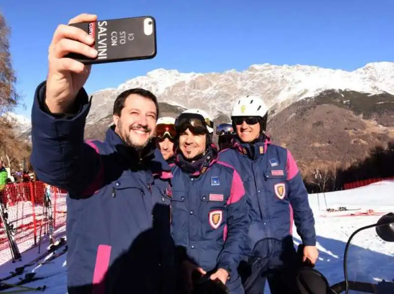 salvini con  giacca della polizia