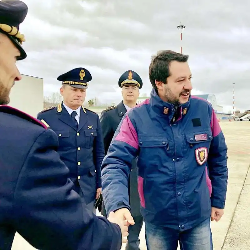 salvini con giacca della polizia