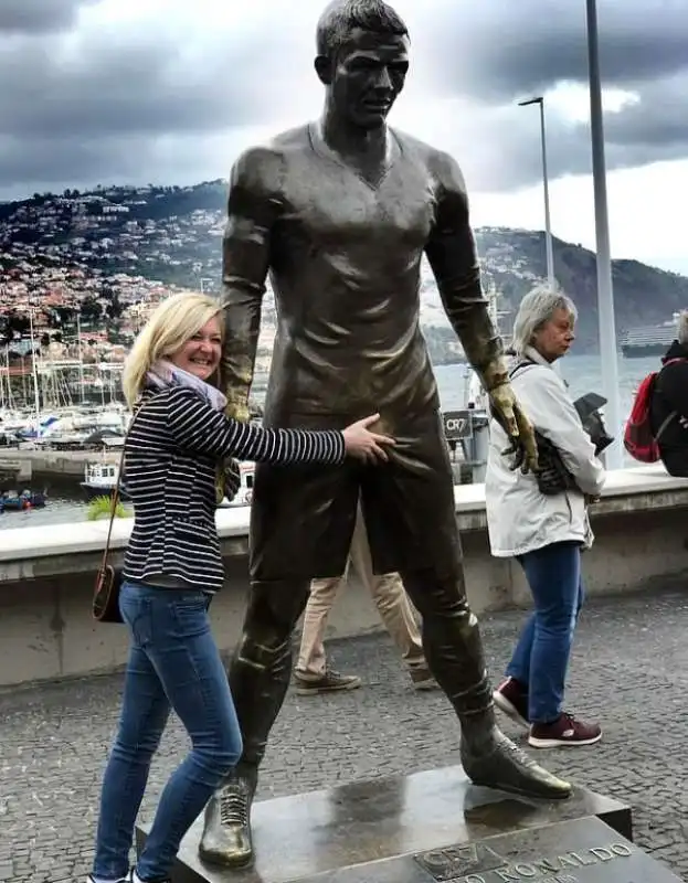 statua ronaldo 1