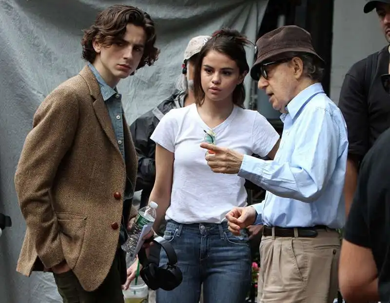 timothee chalamet, selena gomez e woody allen a rainy day in new york