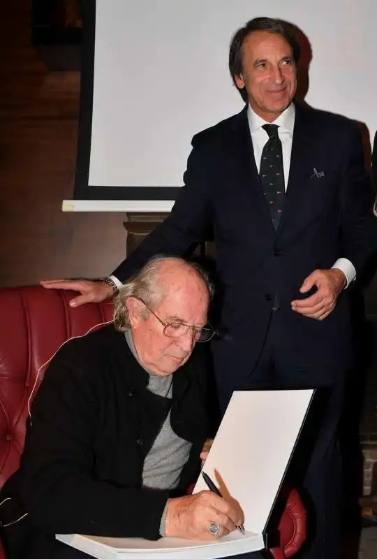 vittorio storaro autografa il libro per il circolo canottieri roma (1)