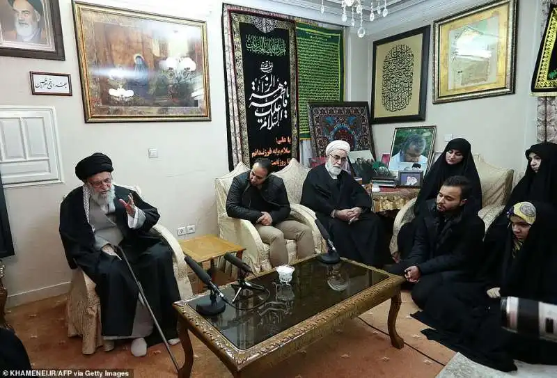 ali khamenei visita la famiglia di qassem soleimani 1