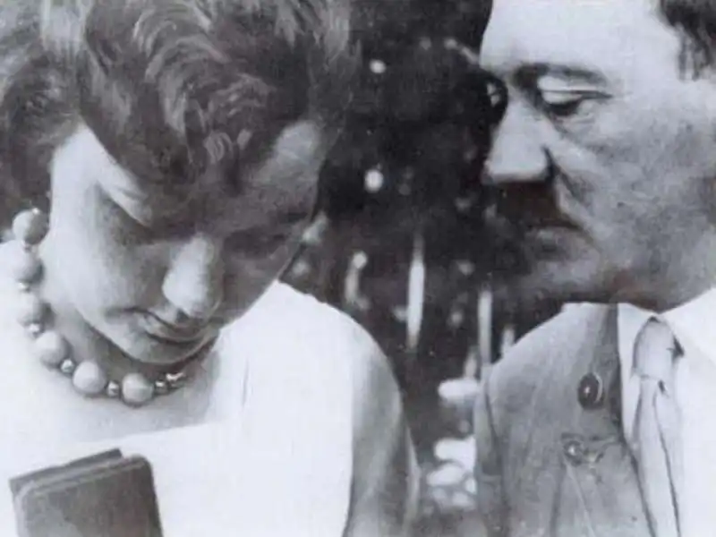 ANGELA MARIA RAUBAL E ADOLF HITLER