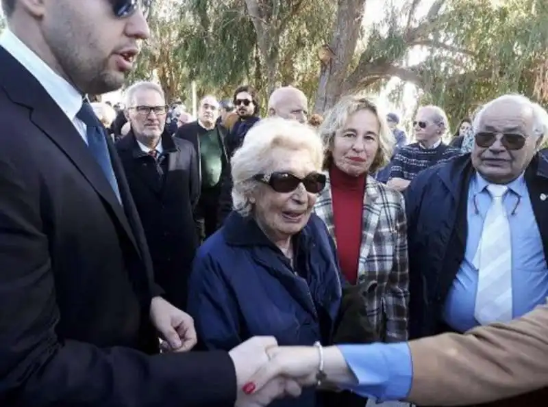 anna craxi con la figlia e lucio barani, che fece monumento per ricordare bettino ad hammamet