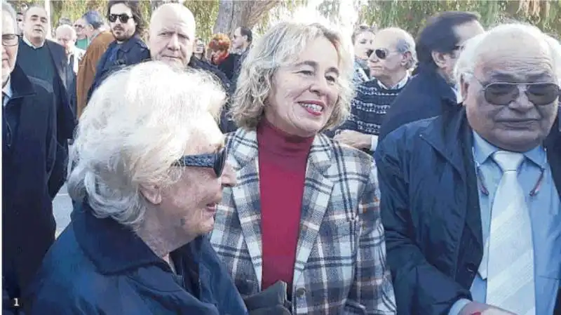 anna craxi con la figlia stefania al cimitero di hammamet