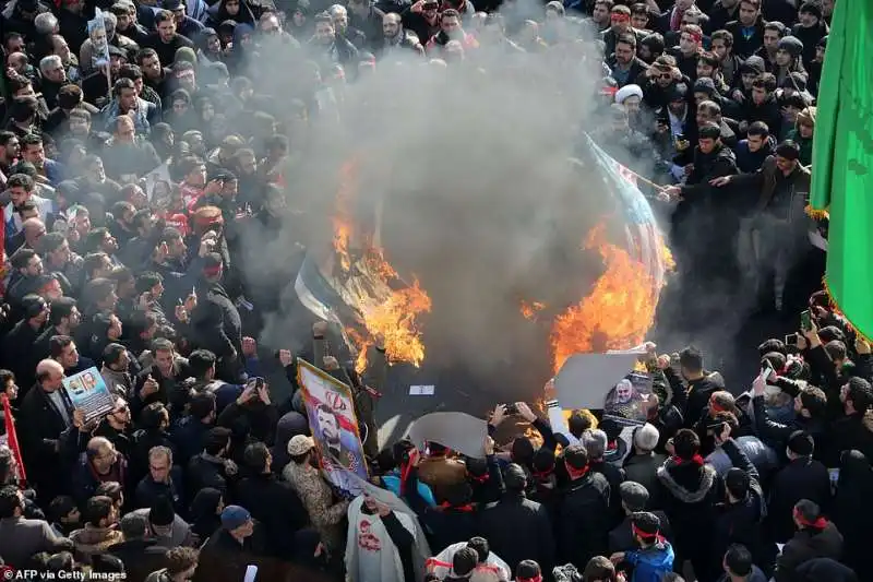 bandiere israeliane e americane in fiamme ai funerali di soleimani