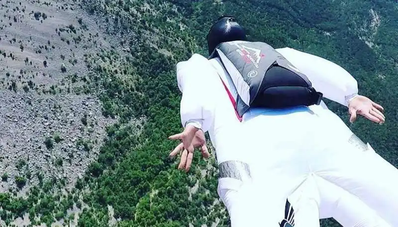 base jumper 4