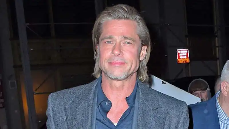 brad pitt  con   i suoi capelli naturali 