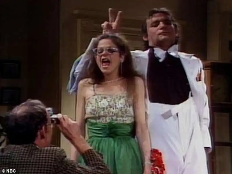 buck henry a sinistra in una vecchia clip del saturday night live con gilda radner e bill murray