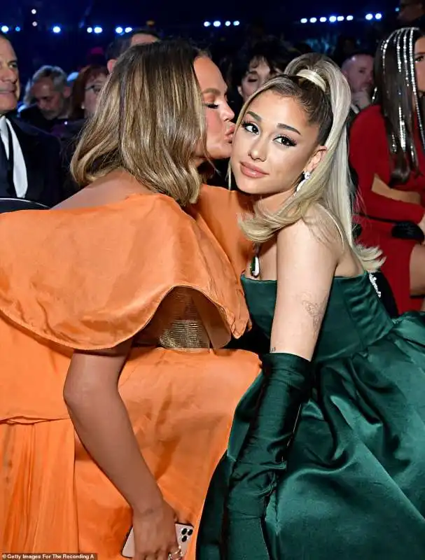 chrissy teigen e ariana grande