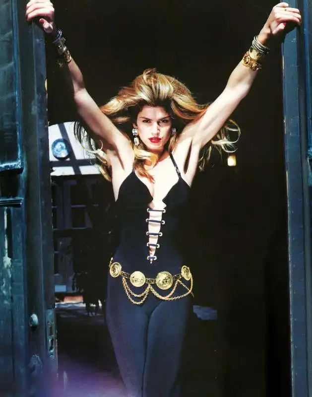 cindy crawford in abito versace by helmut newton