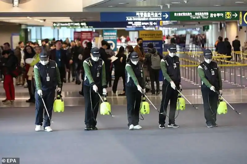 disinfettante sparato nell'aeroporto di incheon, in corea del sud