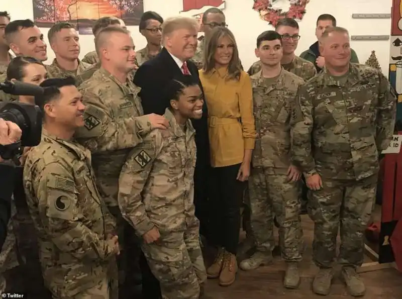 donald e melania trump con i militari usa