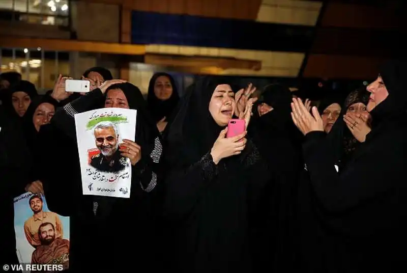 donne iraniane piangono la morte di qassem soleimani