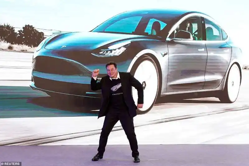 elon musk balla per il lancio delle tesla made in china