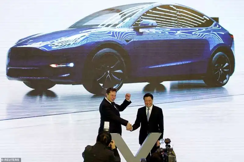 elon musk con il sindaco di shanghai ying yong al lancio della tesla made in china