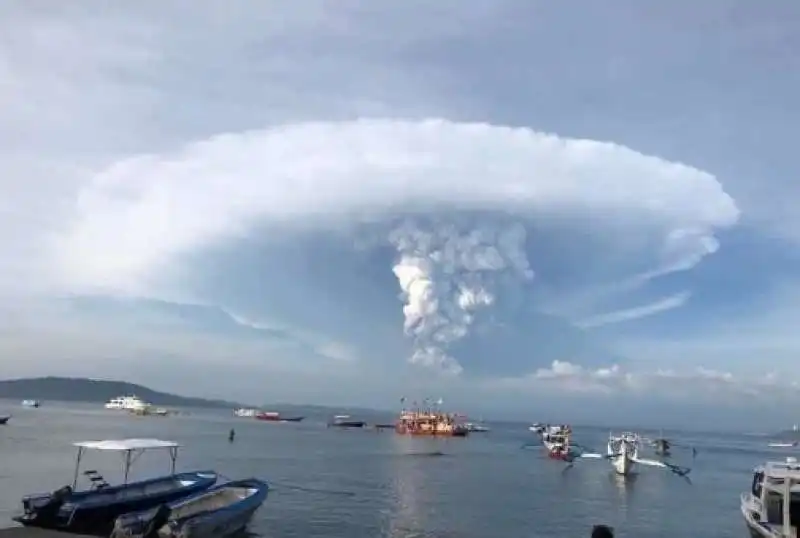 eruzione vulcano taal nelle filippine 14