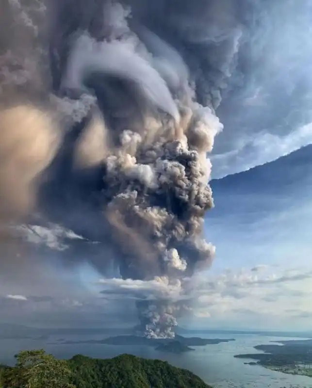 eruzione vulcano taal nelle filippine 30