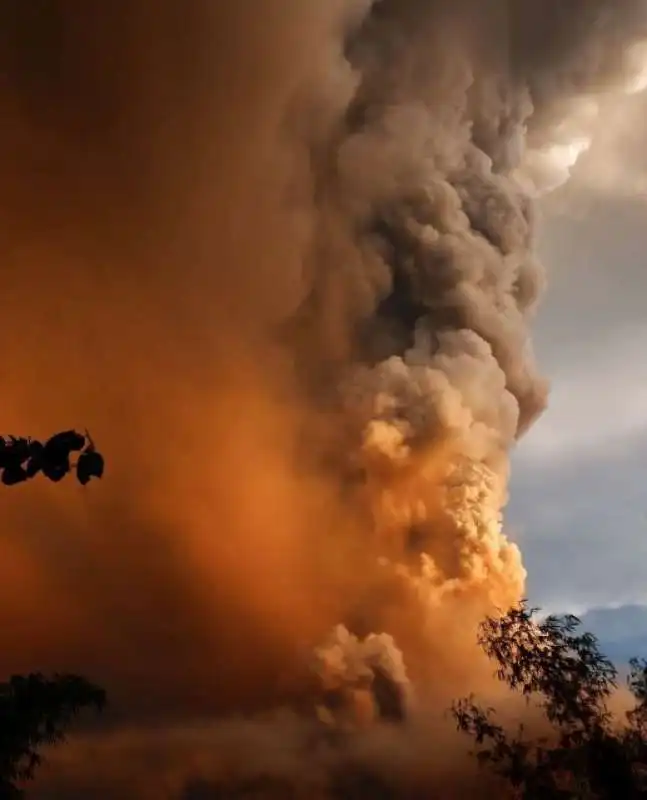 eruzione vulcano taal nelle filippine 5