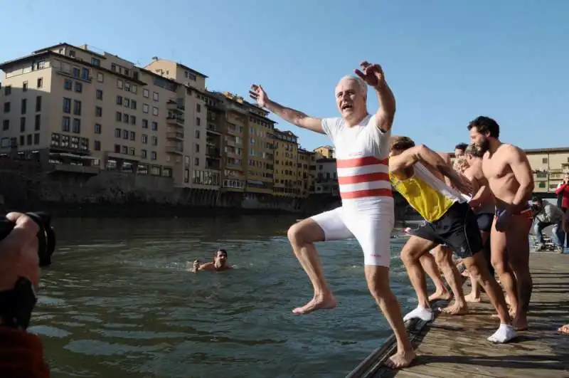 EUGENIO GIANI SI TUFFA IN ARNO