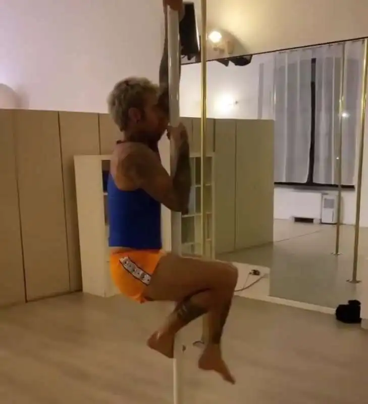 fedez pole dance