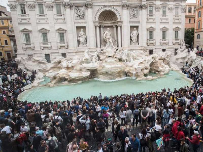 folla alla fontana di trevi 2