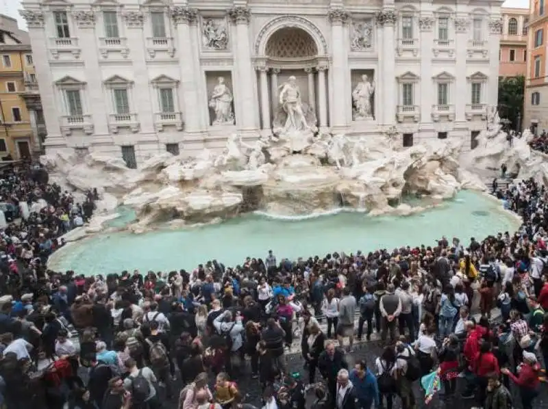 folla alla fontana di trevi 2