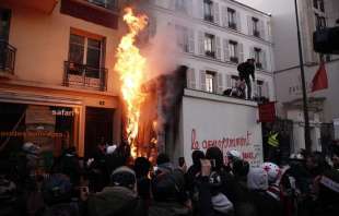 francia scontri per la riforma delle pensioni