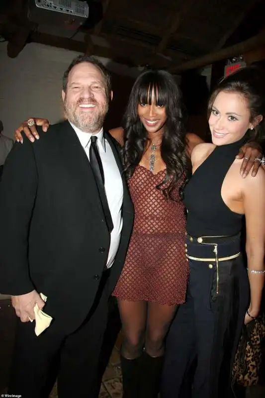 harvey weinstein con naomi campbell e camilla alfayed a un party da cipriani nel dicembre 2005