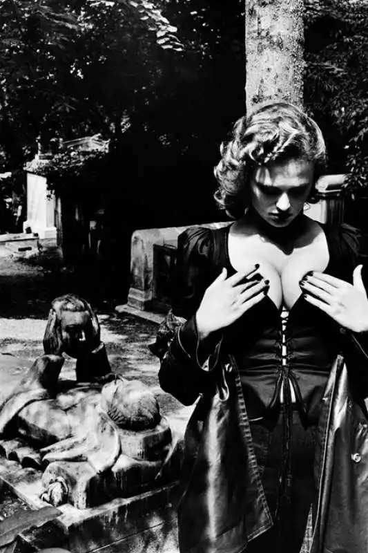 helmut newton per yves saint laurent al pere lachaise