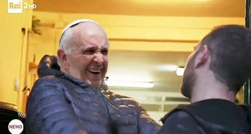 i meme su papa bergoglio dopo lo schiaffo alla mano di una fedele 8