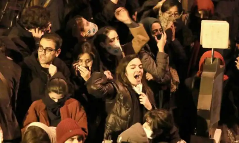 IRAN - STUDENTI IN PIAZZA CONTRO GLI AYATOLLAH  