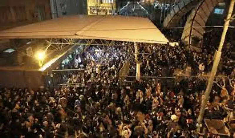 IRAN - STUDENTI IN PIAZZA CONTRO GLI AYATOLLAH 