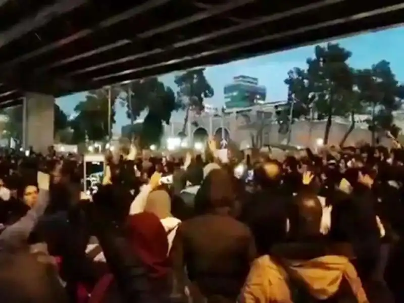 IRAN - STUDENTI IN PIAZZA CONTRO GLI AYATOLLAH