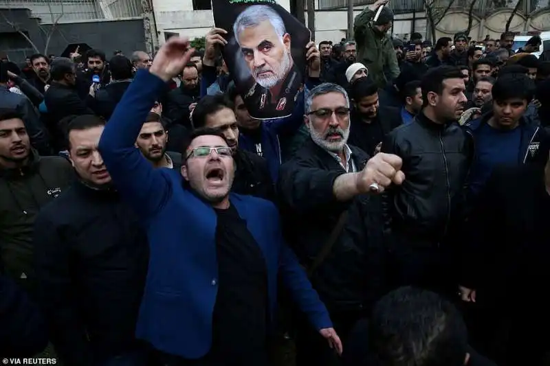 iraniani in piazza a teheran dopo la morte di soleimani 1