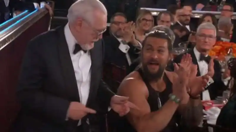 jason momoa in canottiera ai globes