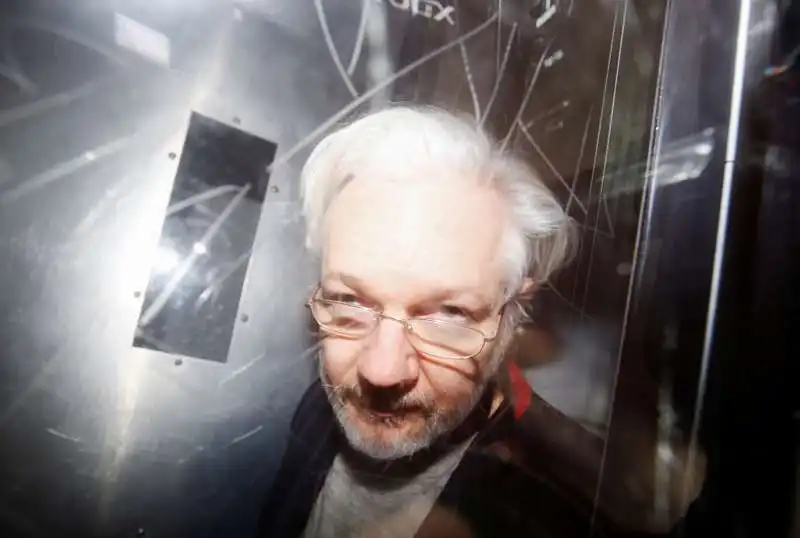 julian assange ripulito per l'udienza preliminare 1