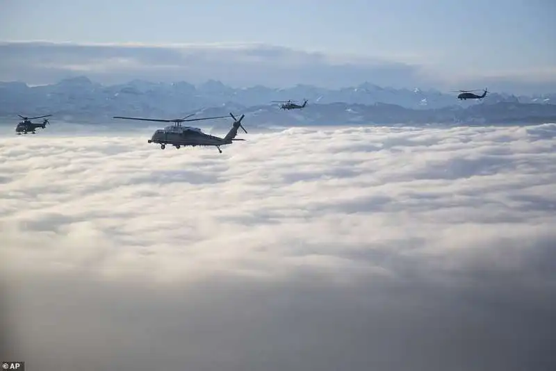 l'arrivo di donald trump a davos visto dal cielo