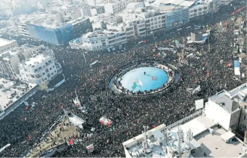 LA FOLLA PER I FUNERALI DI QASSEM SOLEIMANI 