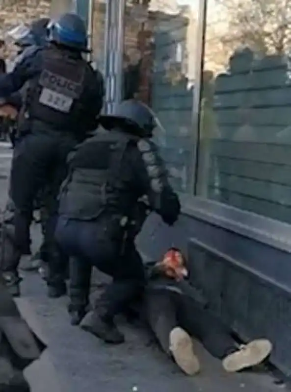 la polizia francese mena un manifestante a parigi