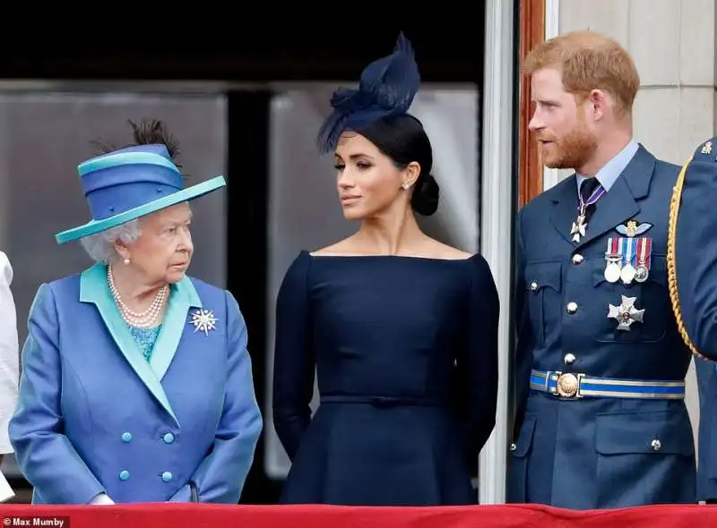 LA REGINA ELISABETTA MEGHAN MARKLE E HARRY 