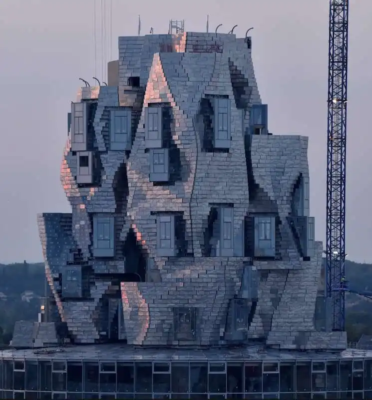 la torre di frank gehry ad arles 11