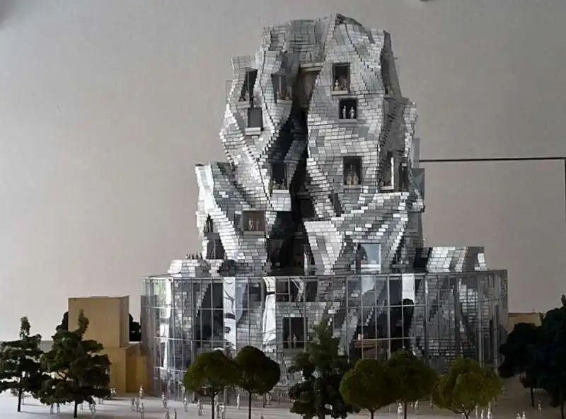 la torre di frank gehry ad arles 3