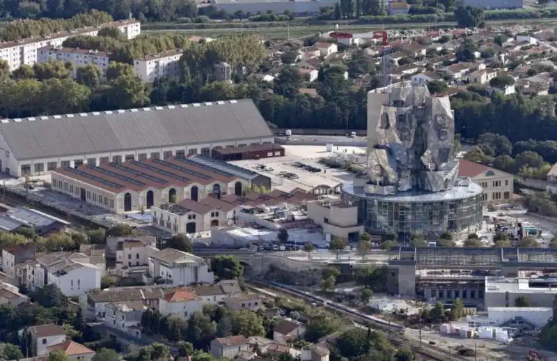 la torre di frank gehry ad arles 9