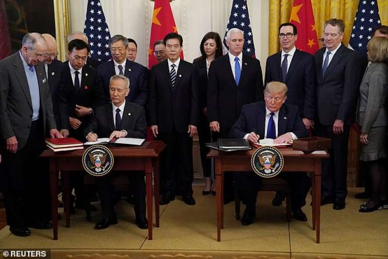 liu he e donald trump firmano la fase uno dell'accordo commerciale usa cina