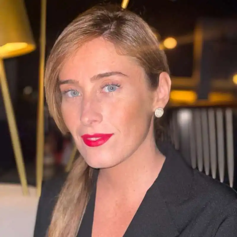 maria elena boschi in vacanza in oman 10