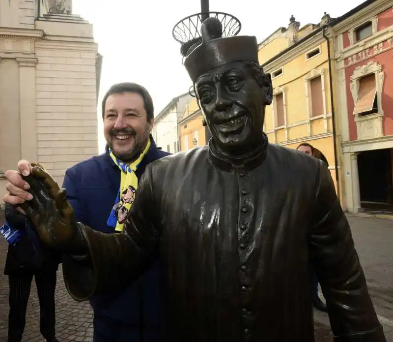 matteo salvini a brescello con la statua di don camillo