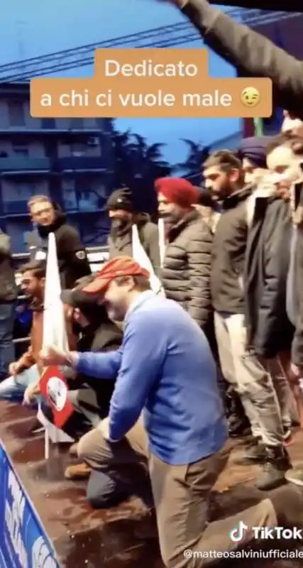 matteo salvini abbraccia indiani su tiktok 1