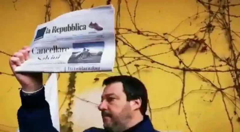 MATTEO SALVINI CON LA PRIMA PAGINA DI REPUBBLICA CANCELLARE SALVINI