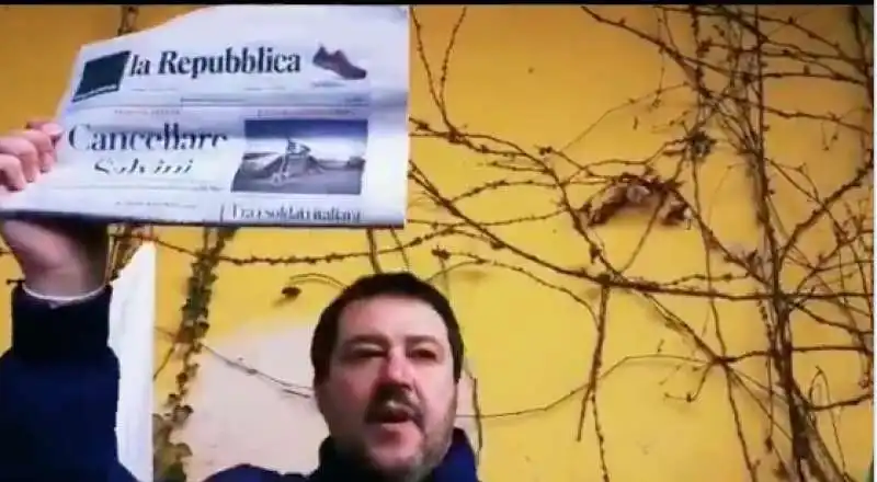 MATTEO SALVINI CON LA PRIMA PAGINA DI REPUBBLICA CANCELLARE SALVINI